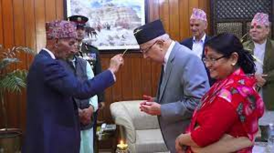 अध्यक्ष ओलीले  बुबा माेहनप्रसादबाट आफ्नै निवासमा टिका ग्रहण गर्दै